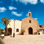 Chiesa di Sant Ferran de Ses Roques con piazza centrale a Formentera